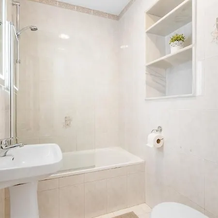 Lovely House With A Sea View, 220 M From The Marbella