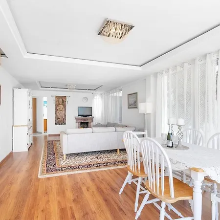 Feriehus Lovely House With A Sea View, 220 M From The *